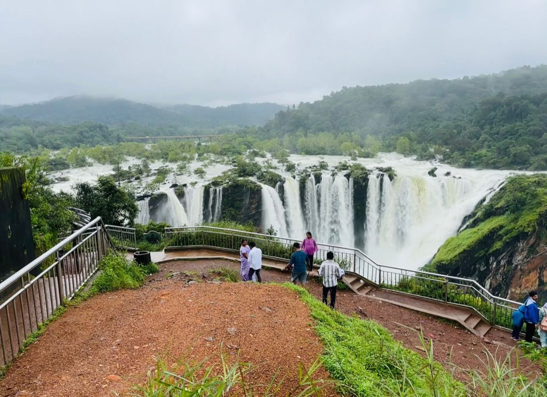 Jog Falls in full flow with visitors at the viewpoint